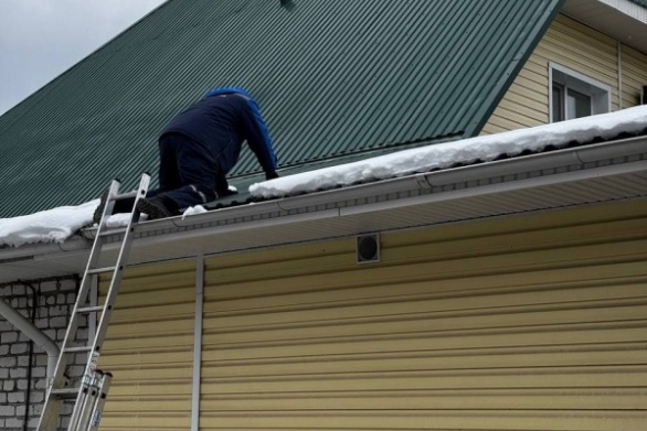 Монтаж снегозадержателей