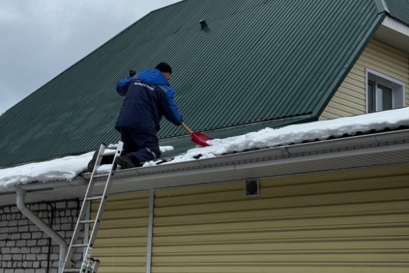 Монтаж снегозадержателей