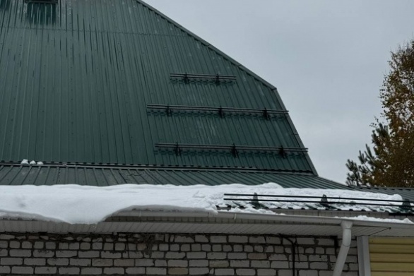 Монтаж снегозадержателей