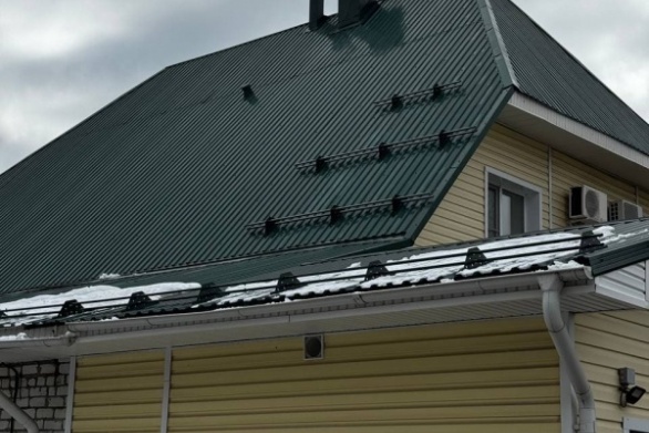 Монтаж снегозадержателей