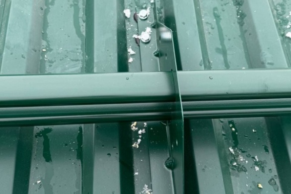 Монтаж снегозадержателей