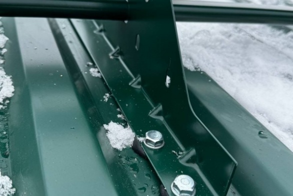 Монтаж снегозадержателей