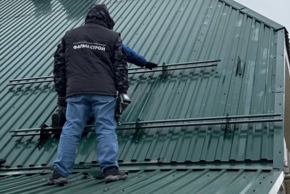 Монтаж снегозадержателей