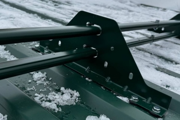 Монтаж снегозадержателей